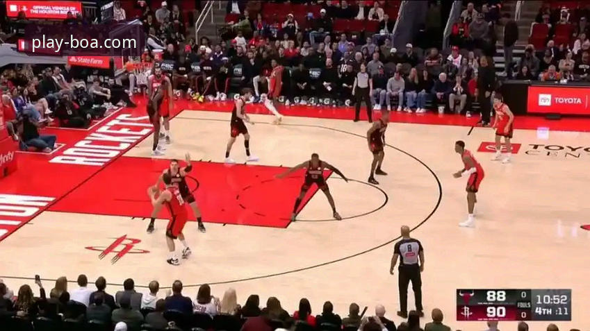 火箭大胜尼克斯：NBA赛场攻防博弈的深度剖析